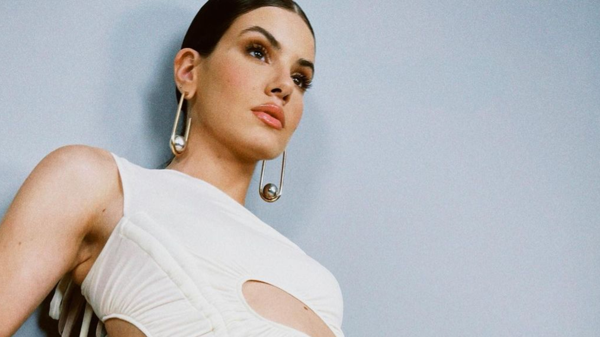 Fora da Globo, Camila Queiroz muda visual para viver nova personagem: “Vem aí”