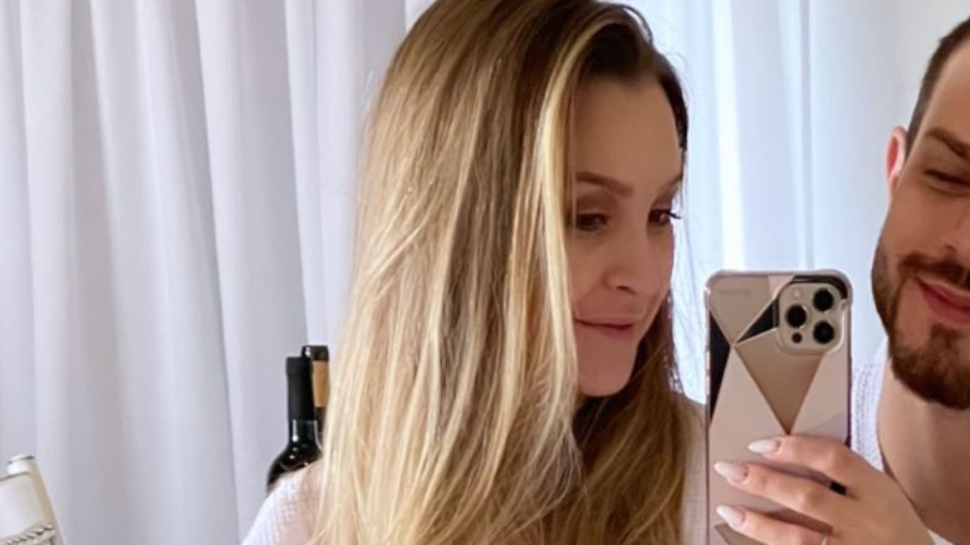 Ex-BBB Carla Diaz surge só de roupão no colo do namorado gato: “Bagunça”