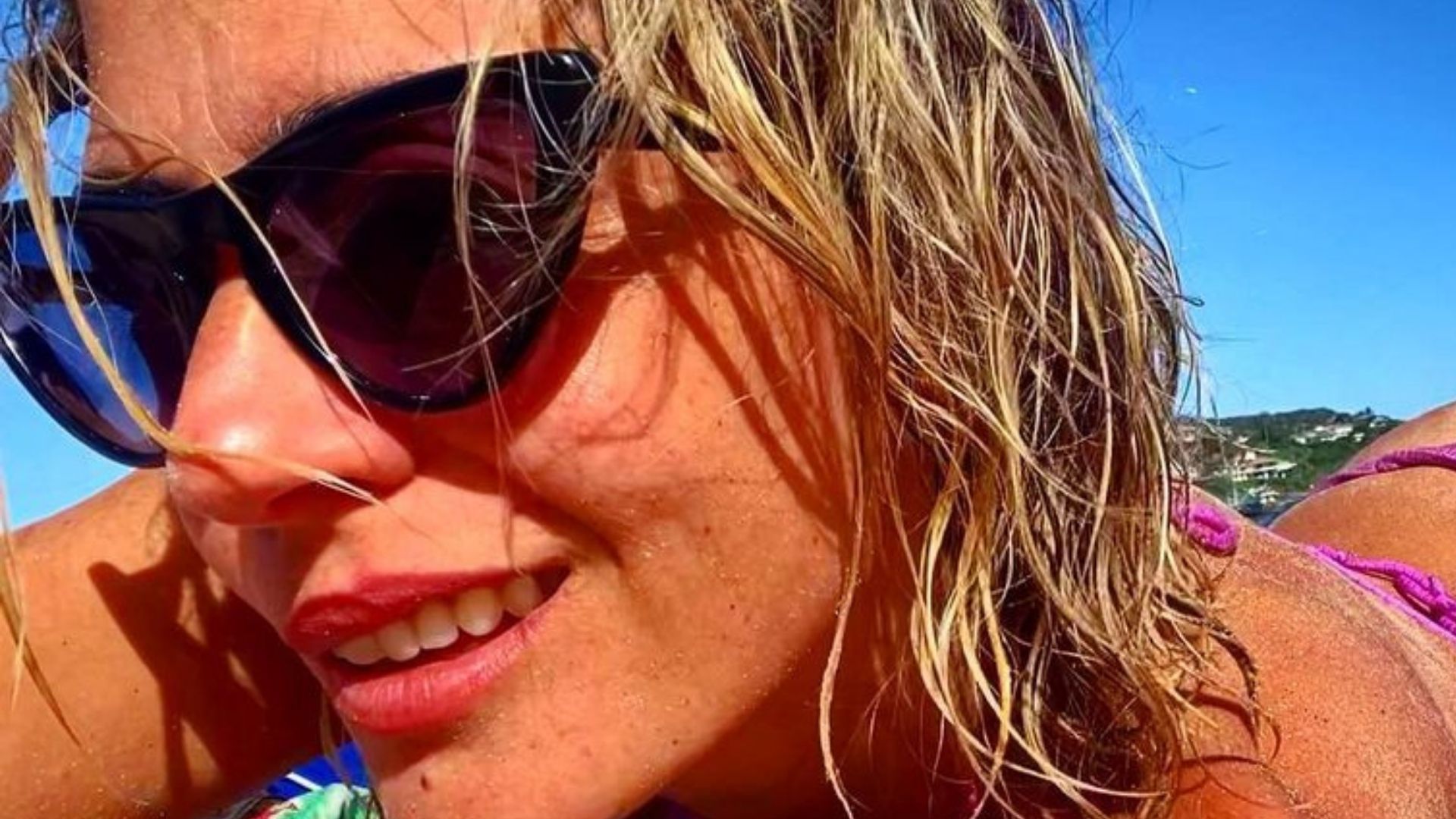 De bumbum para cima, Carol Castro ostenta bronzeado de biquíni: “Que calor”
