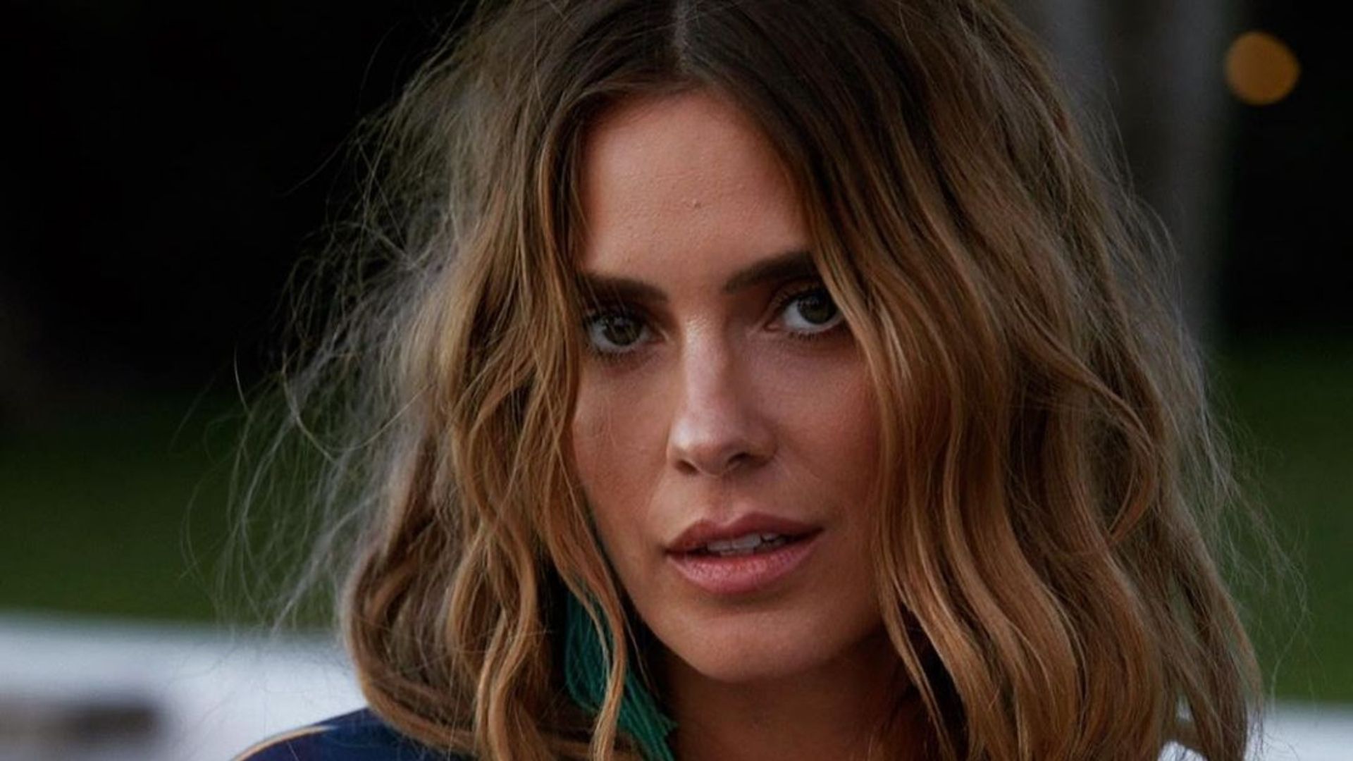 Carolina Dieckmann dispensa sutiã e deixa decote poderoso à mostra: “Deusa”