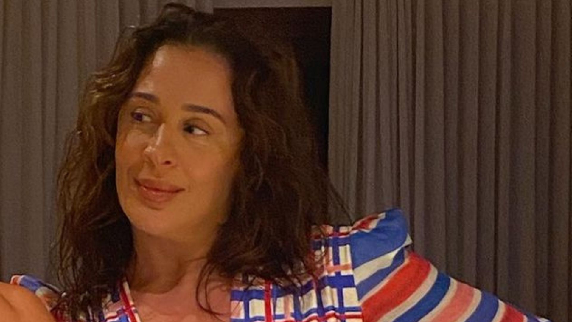 Aos 55 anos, Claudia Raia deixa dobrinhas da virilha escaparem em maiô: “Linda”