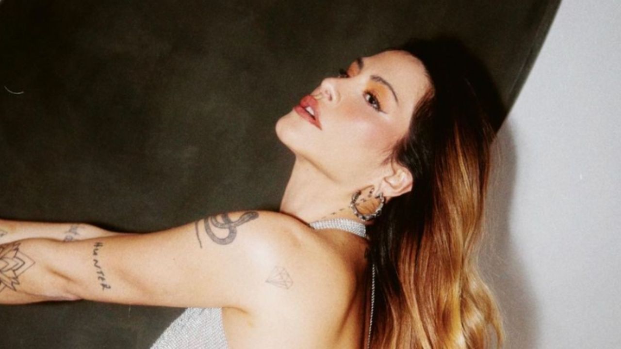 Cleo posa de microvestido sem calcinha e deixa fãs babando: “Dei zoom”
