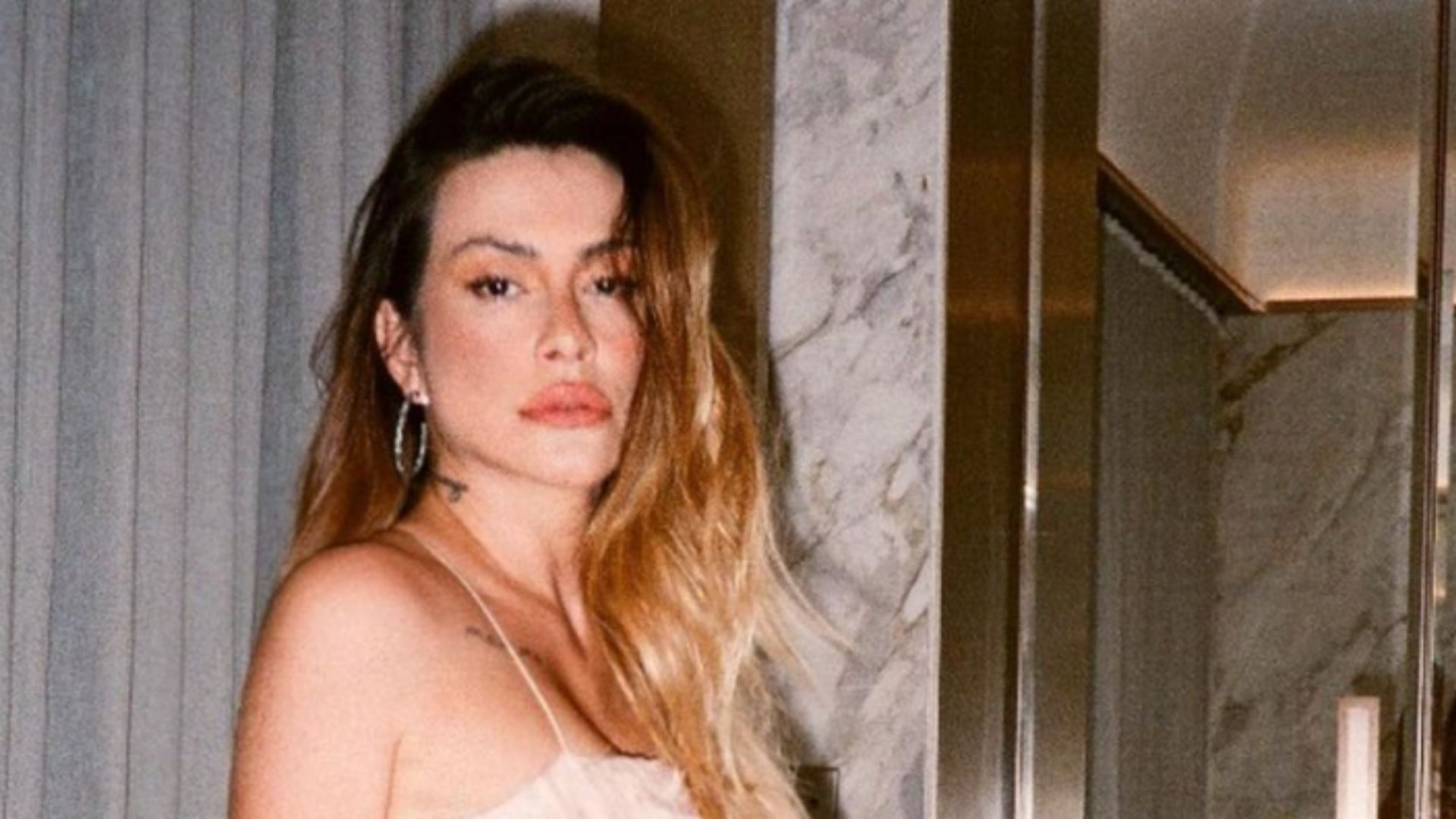 Cleo posa com vestido de alcinha curtíssimo e tatuagem escapa: “Gostosa”