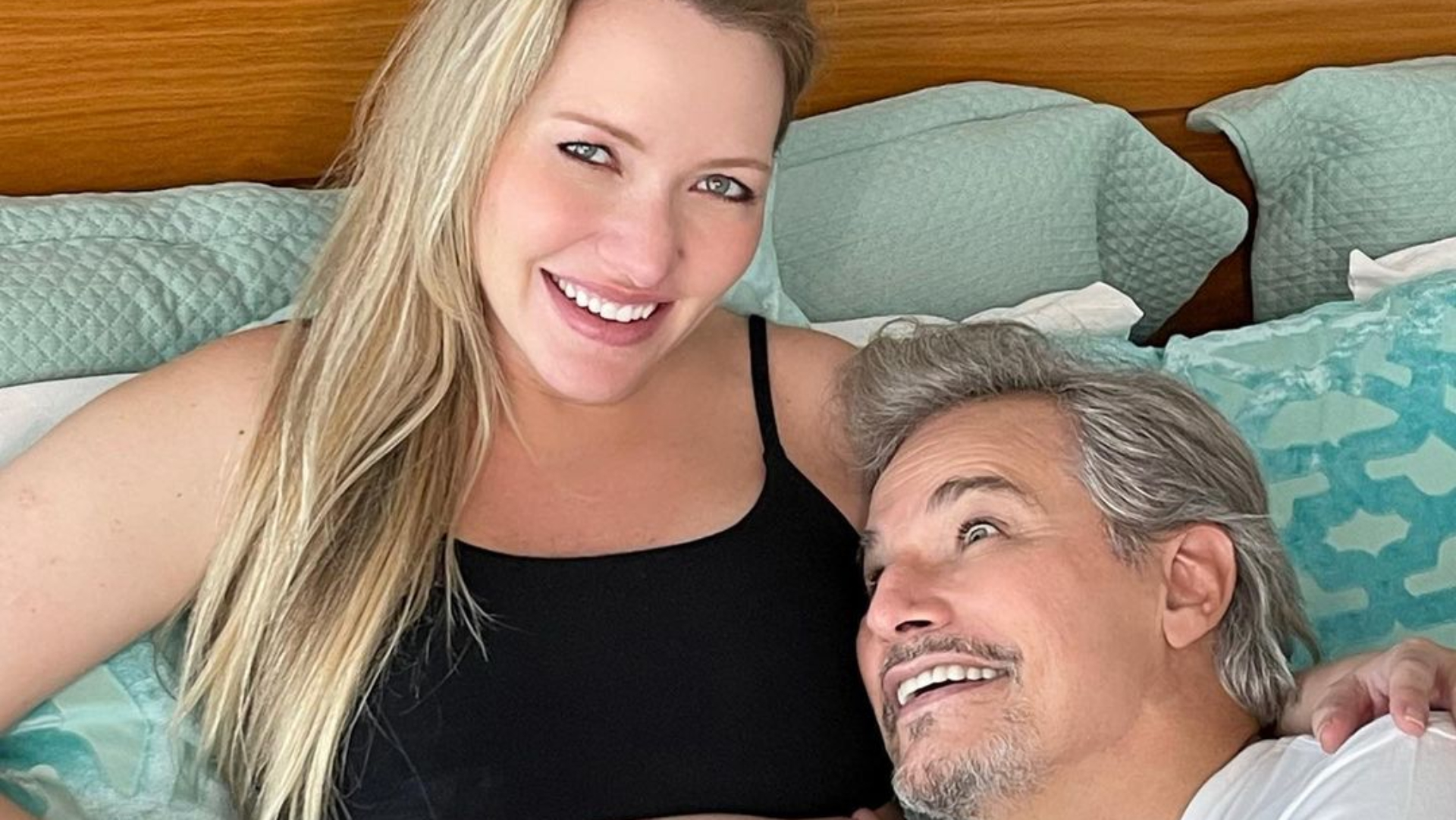 Esposa de Edson Celulari ganha desenho na barriga e ator se derrete: “Olha aí”