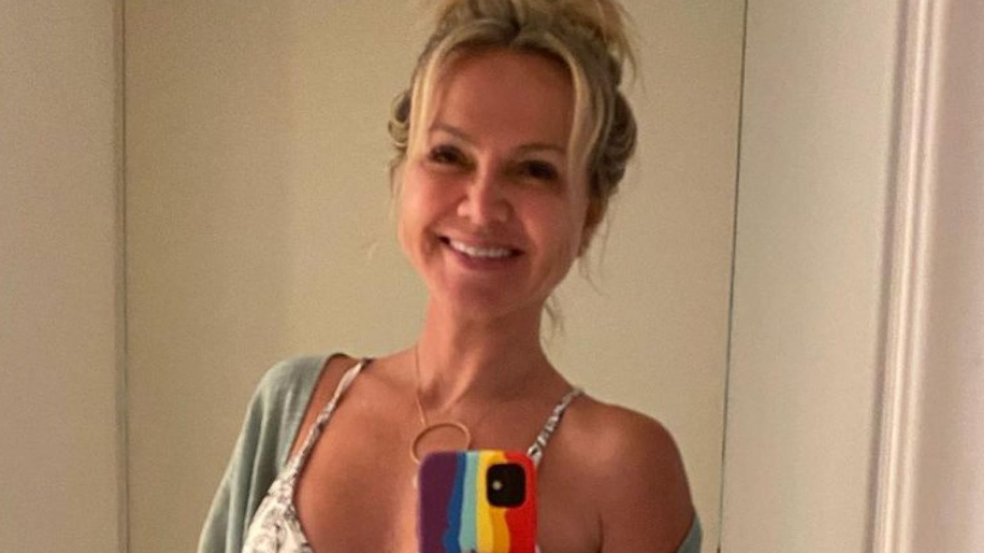 Aos 48 anos, Eliana choca fãs com foto de biquíni sem filtros: “Perfeita”