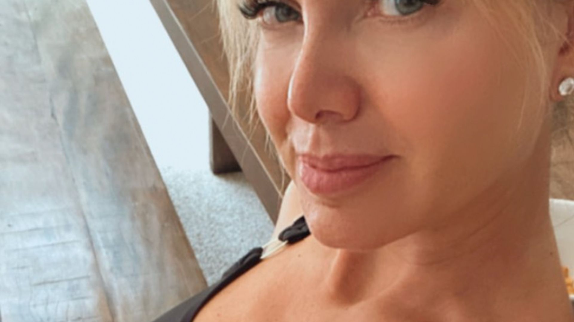 Aos 48 anos, Eliana posa de maiô cavadíssimo e choca fãs: “O corpo da gata”