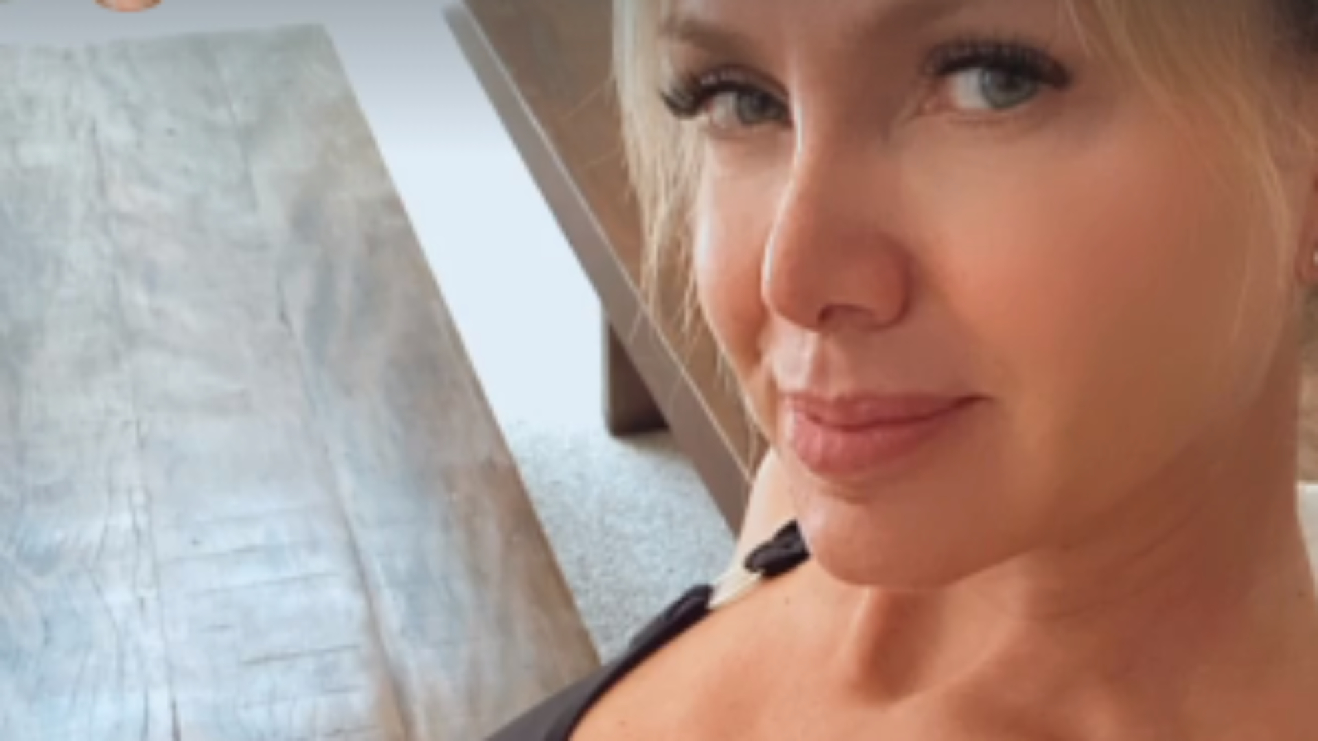 De maiô, Eliana ostenta boa forma e revela procedimento estético: “Precisava?”