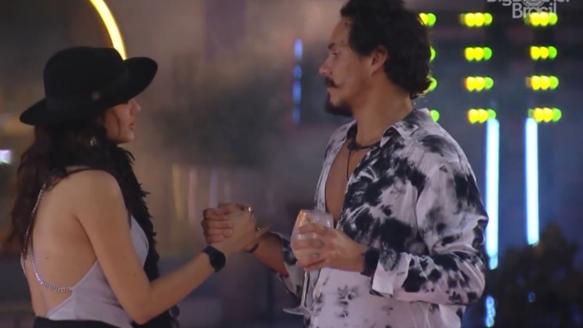 BBB 22: Ciúmes? Eliezer fica abalado após beijo de Eslovênia: “Tadinho”