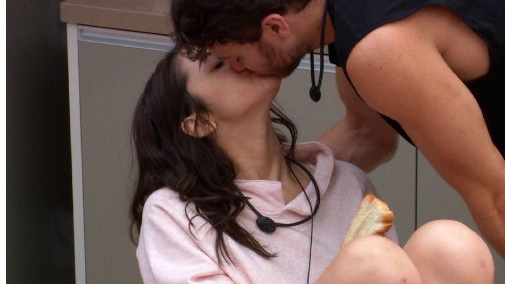BBB22: Lucas troca carícias com Eslovênia e brother critica: “Melação”
