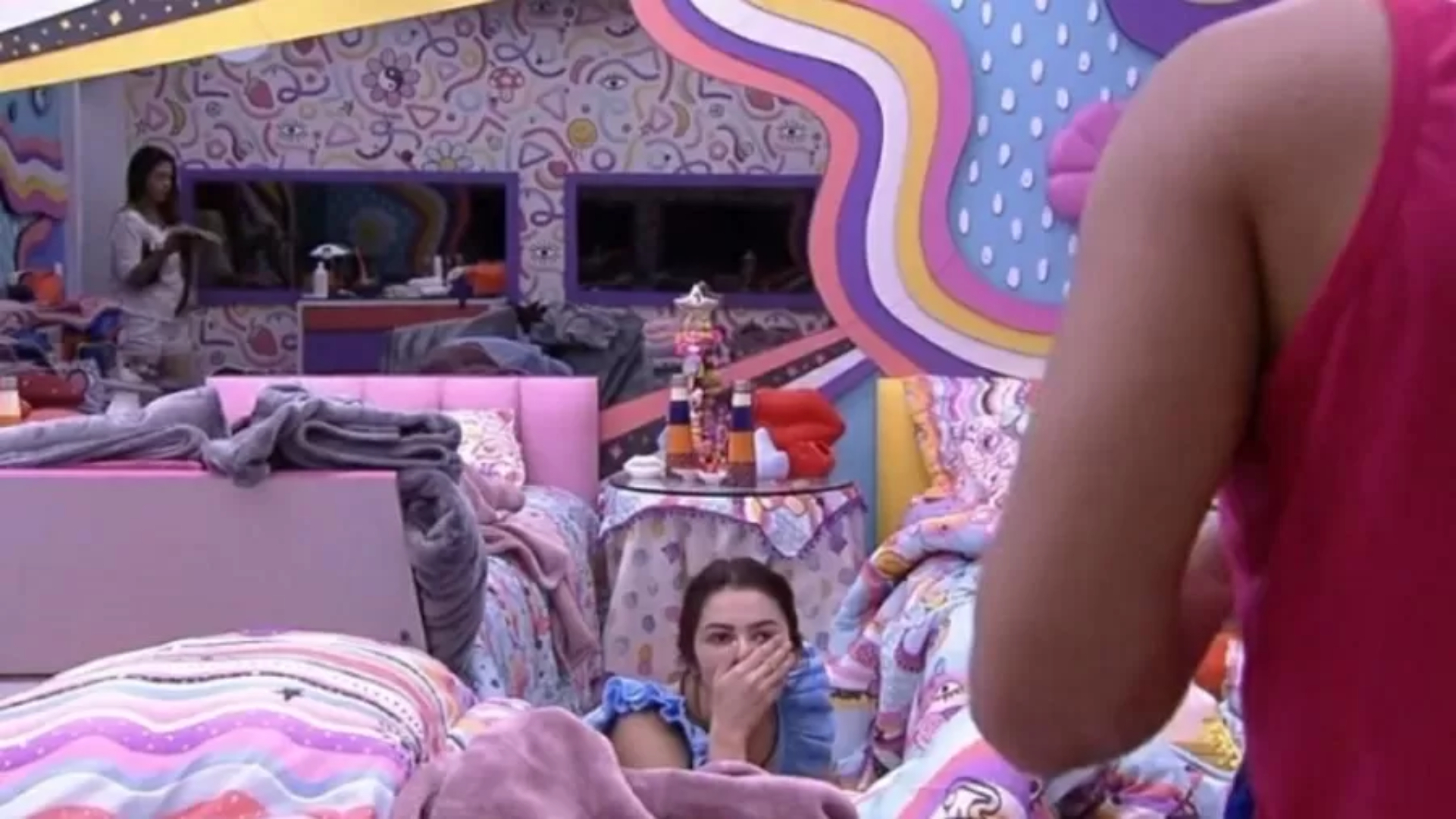 BBB22: Mas já? Eslovênia esquece câmeras e ‘paga peitinho’ ao trocar de roupa