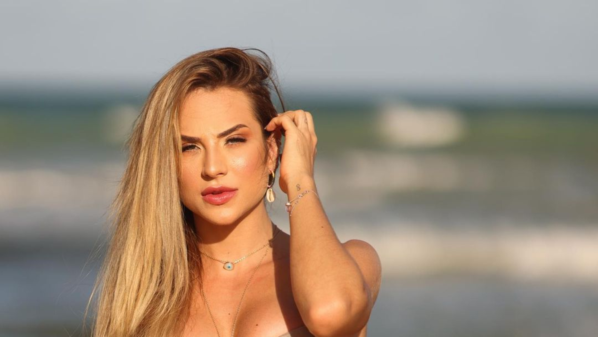 Solteira, ex-BBB Gabi Martins posa de biquíni e manda recado: “Ninguém segura”