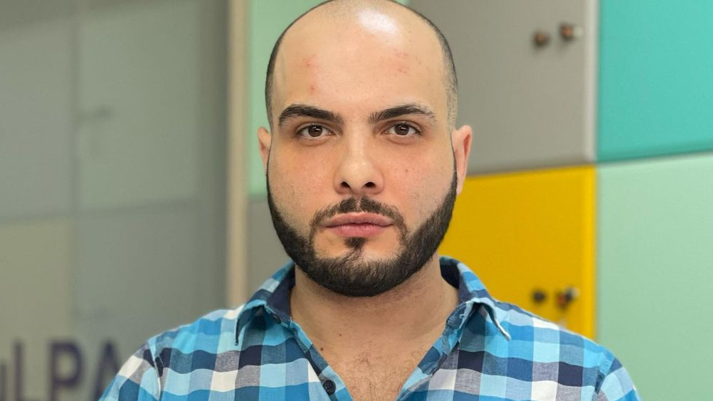 Ex-BBB Mahmoud Baydoun dá dica pra fazer sexo na praia e leva invertida: “Crime”