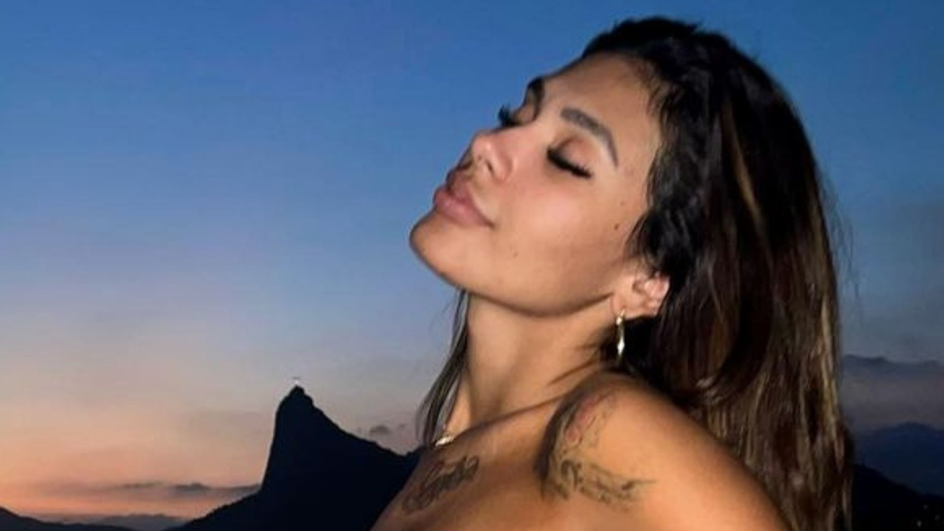 Ex-BBB Pocah posa de ladinho com maiô cavadíssimo e exibe bumbum gigante: “Gata”