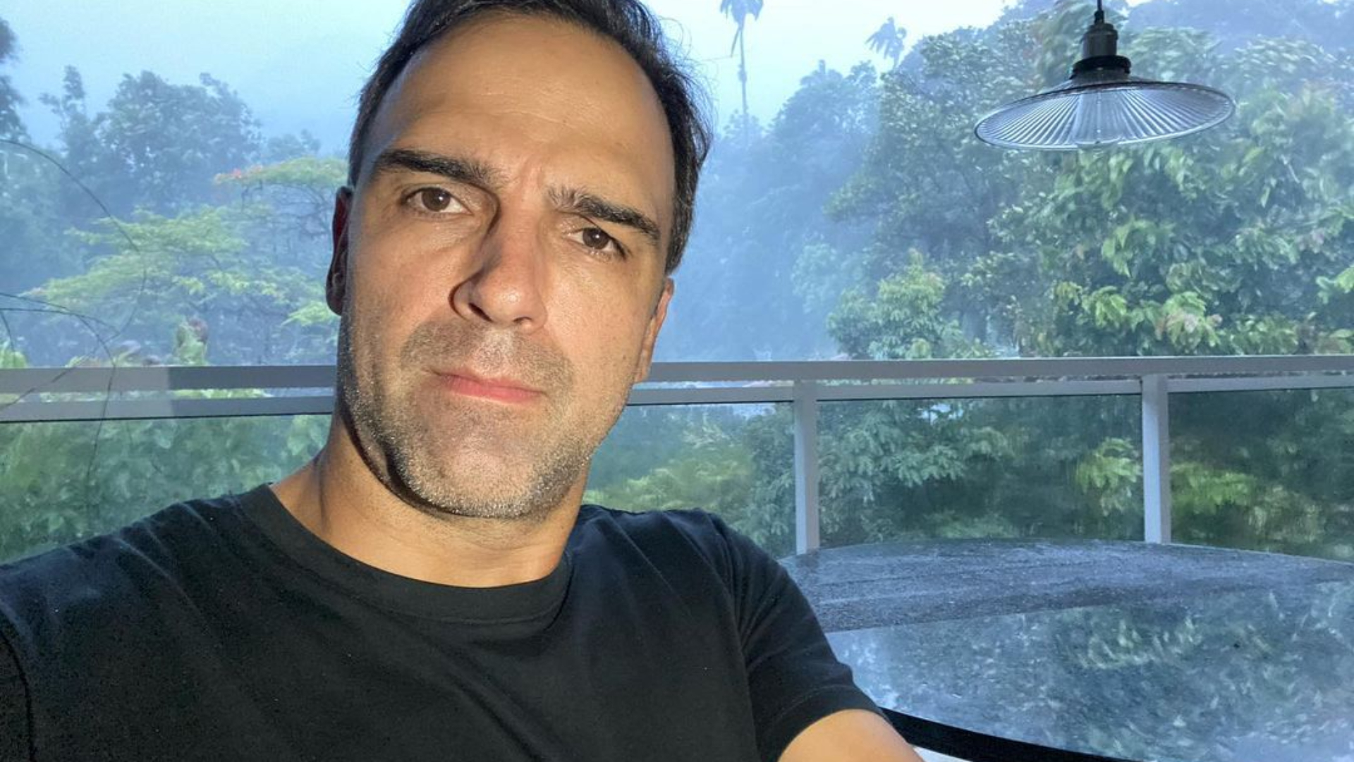 Tadeu Schmidt reativa rede social após 4 anos e fãs do BBB aconselham: “Vaza”