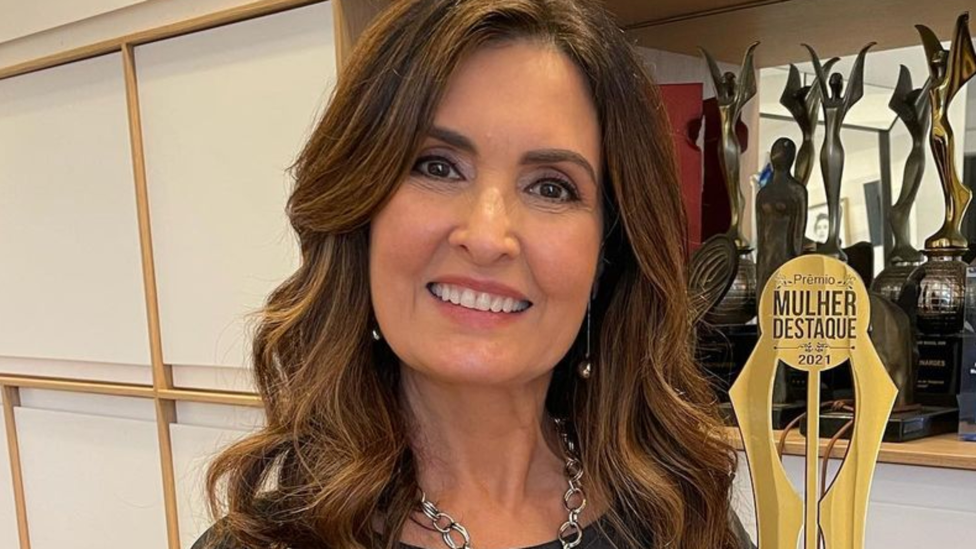 Fátima Bernardes adere fios curtinhos e fãs cravam: “A cara da sua filha”