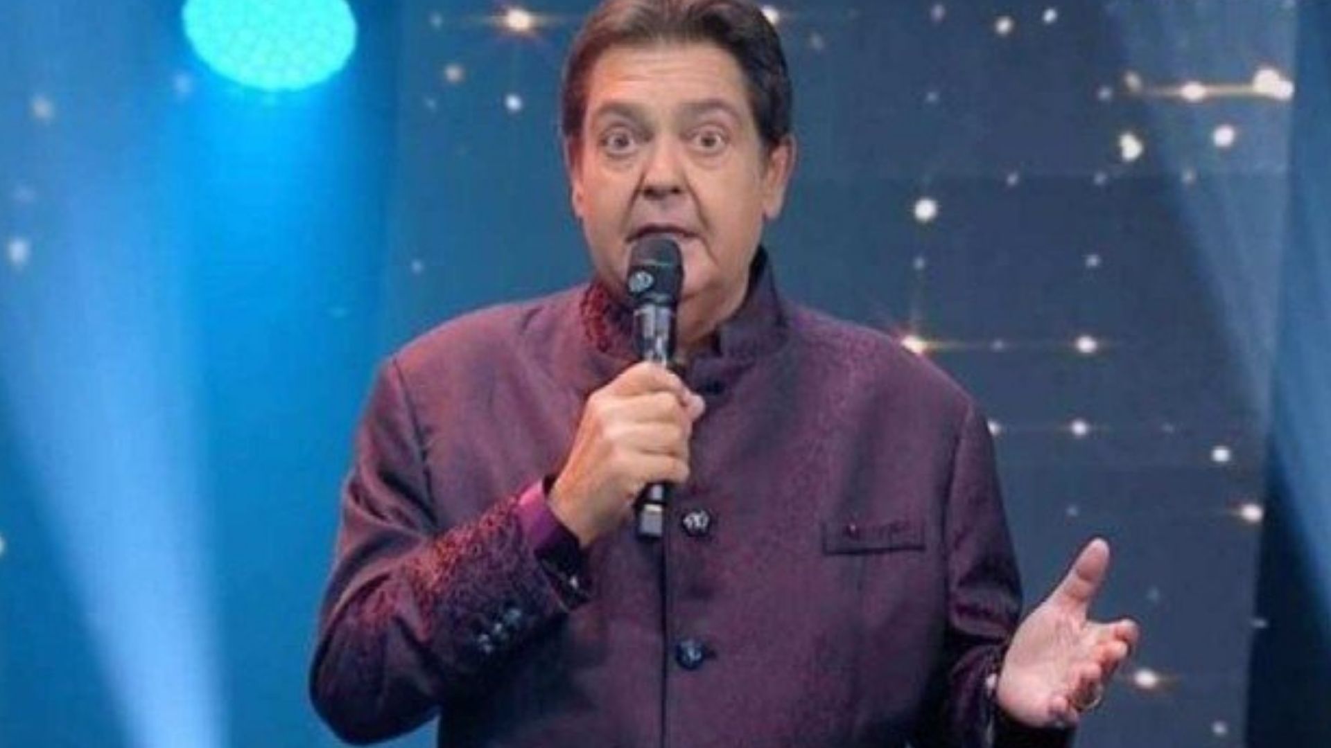 Faustão reclama, comete erros e se atrapalha nas gravações de seu novo programa