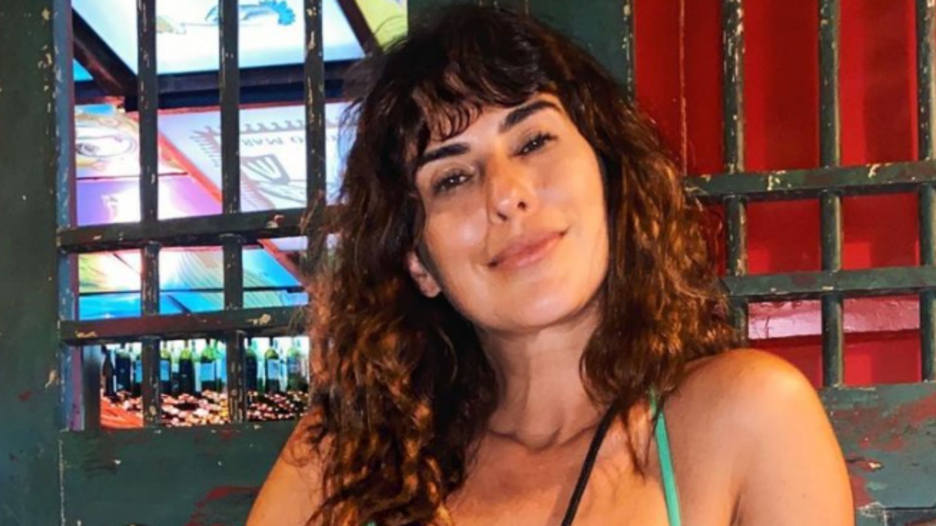 Fernanda Paes Leme dispensa sutiã e escolhe vestidinho ousado de cetim: “Deusa”