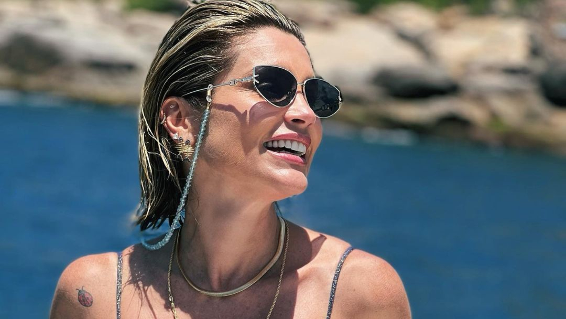 De biquíni mínimo, Flávia Alessandra deixa virilha escapar e fãs babam: “Sereia”
