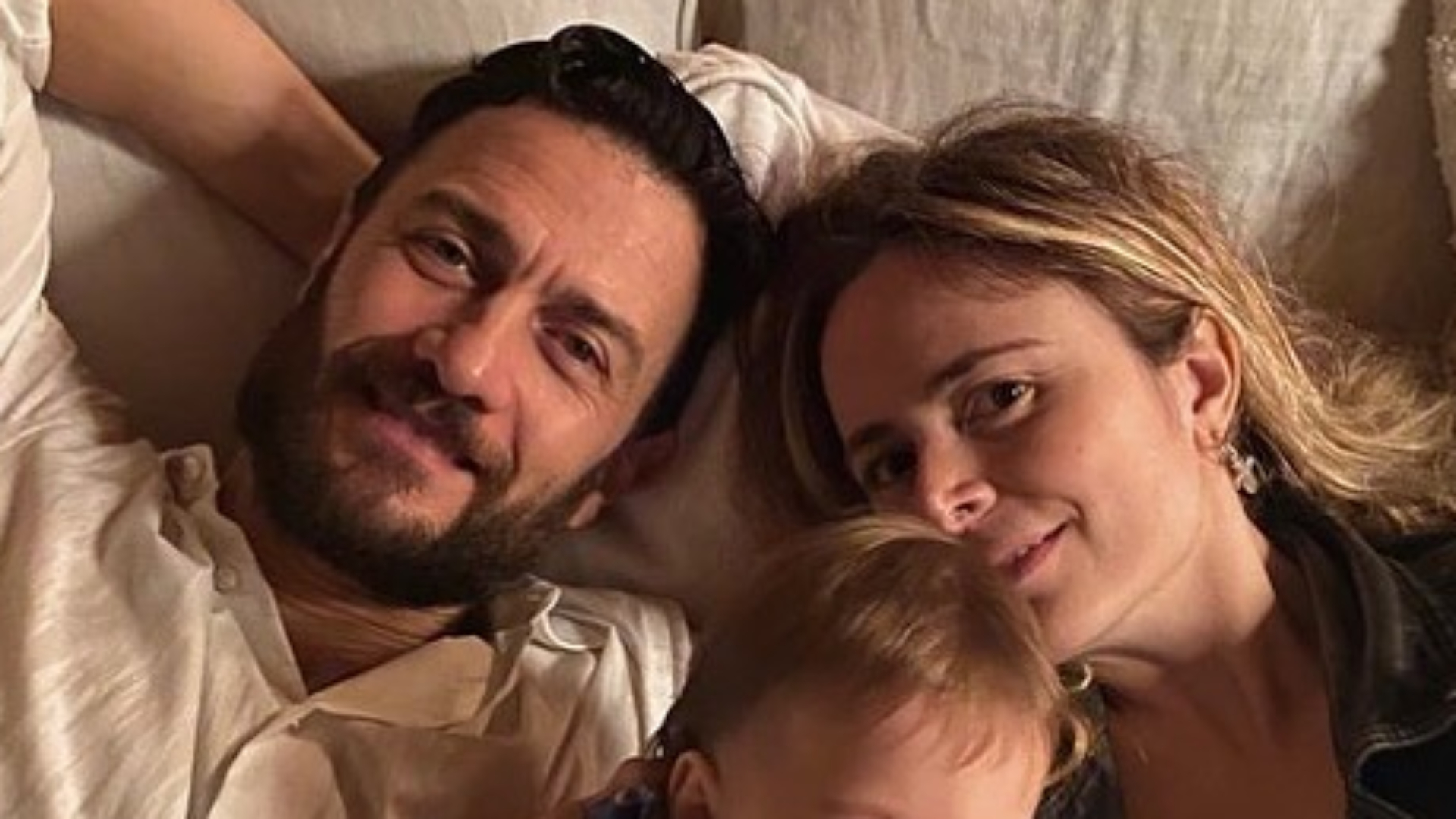 Gabriel Braga Nunes celebra primeiro ano da filha com raros cliques em família