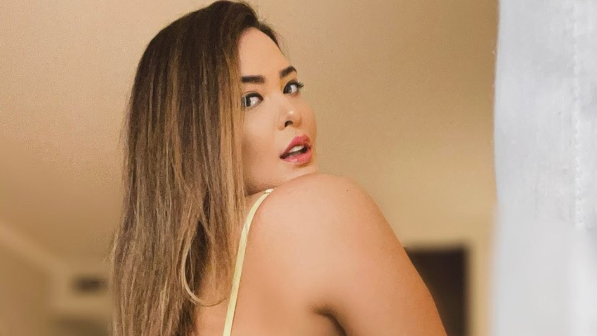 De calcinha mínima, Geisy Arruda quase mostra demais e fãs se animam: “Delícia”