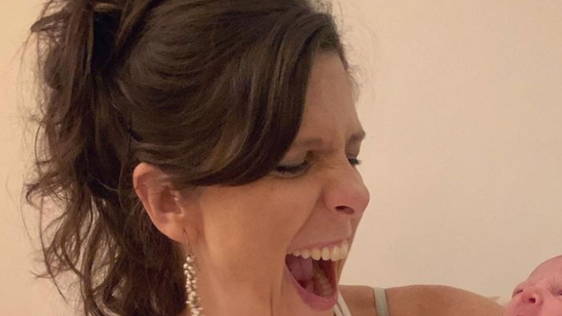Georgiana Góes apresenta a filha após ser mãe aos 44 anos: “Agradeço”