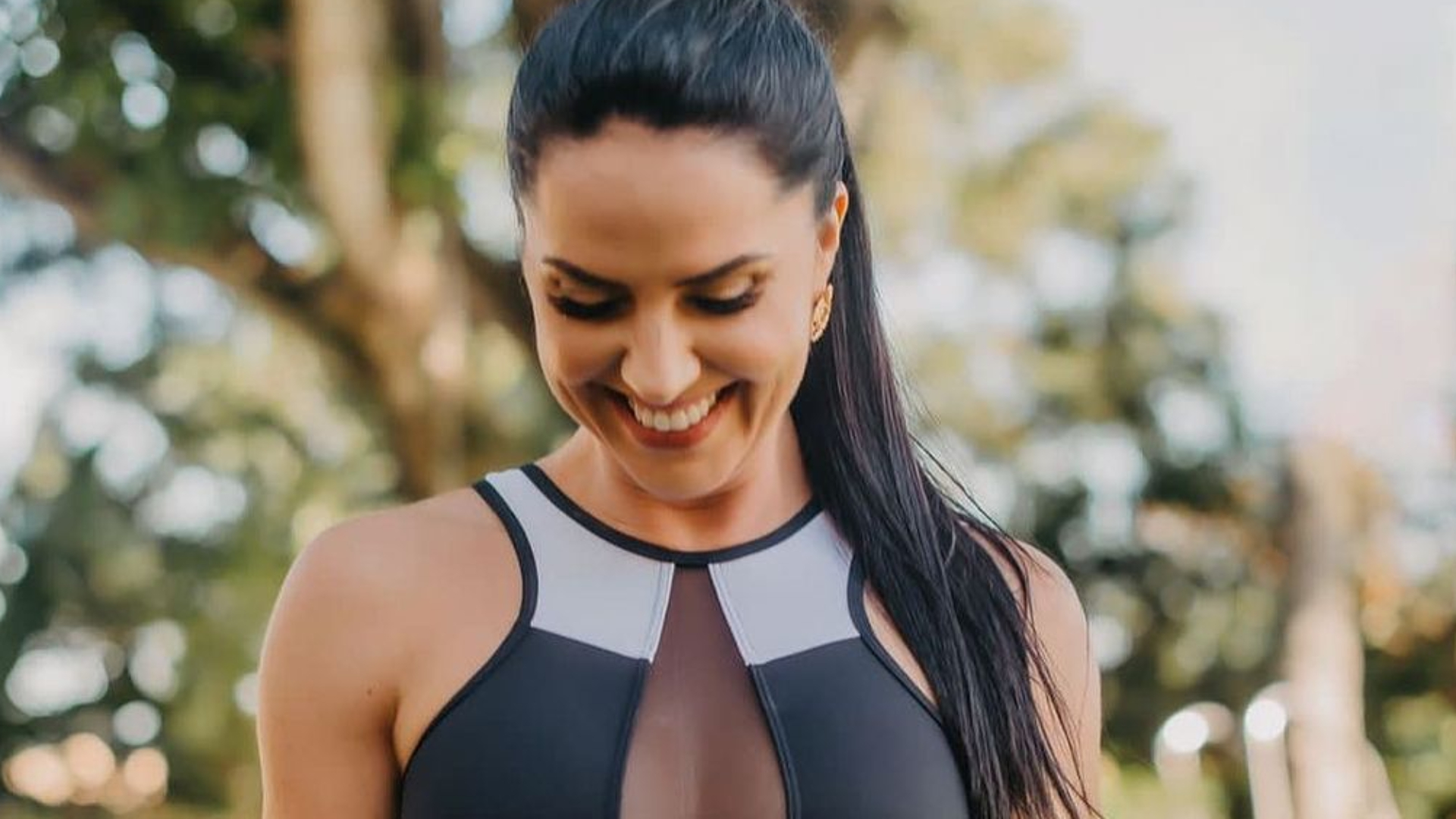 Noiva de Zezé Di Camargo impressiona fãs com físico fortão e barriga tanquinho