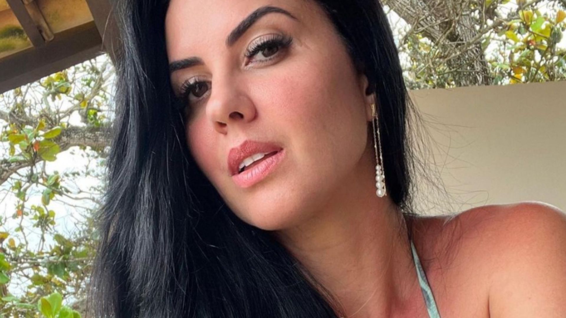 Noiva de Zezé di Camargo elege biquíni fio-dental e provoca fãs: “É pra quem pode”