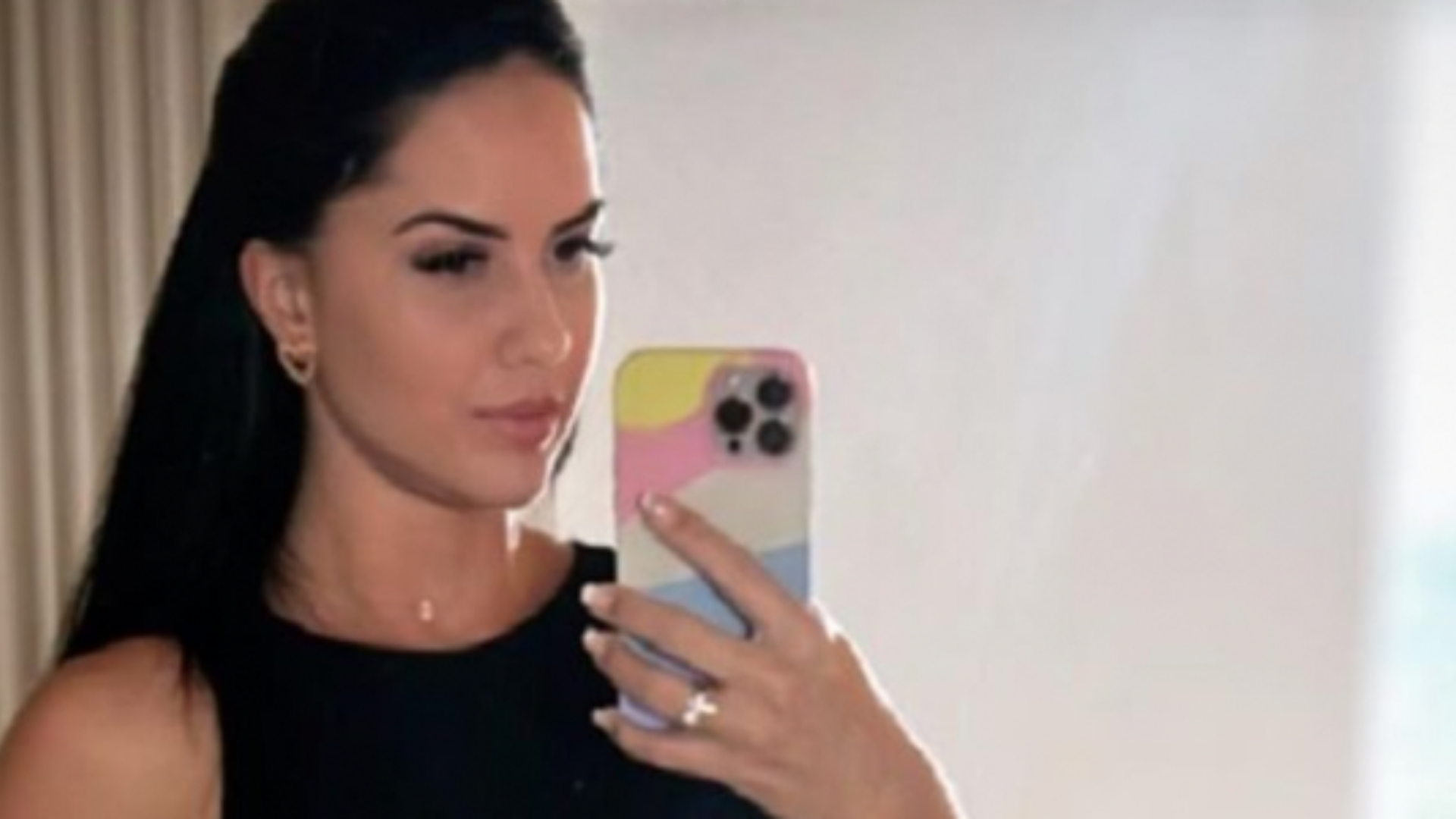 Noiva de Zezé di Camargo surge de minissaia e sem sutiã: “Bem menininha”