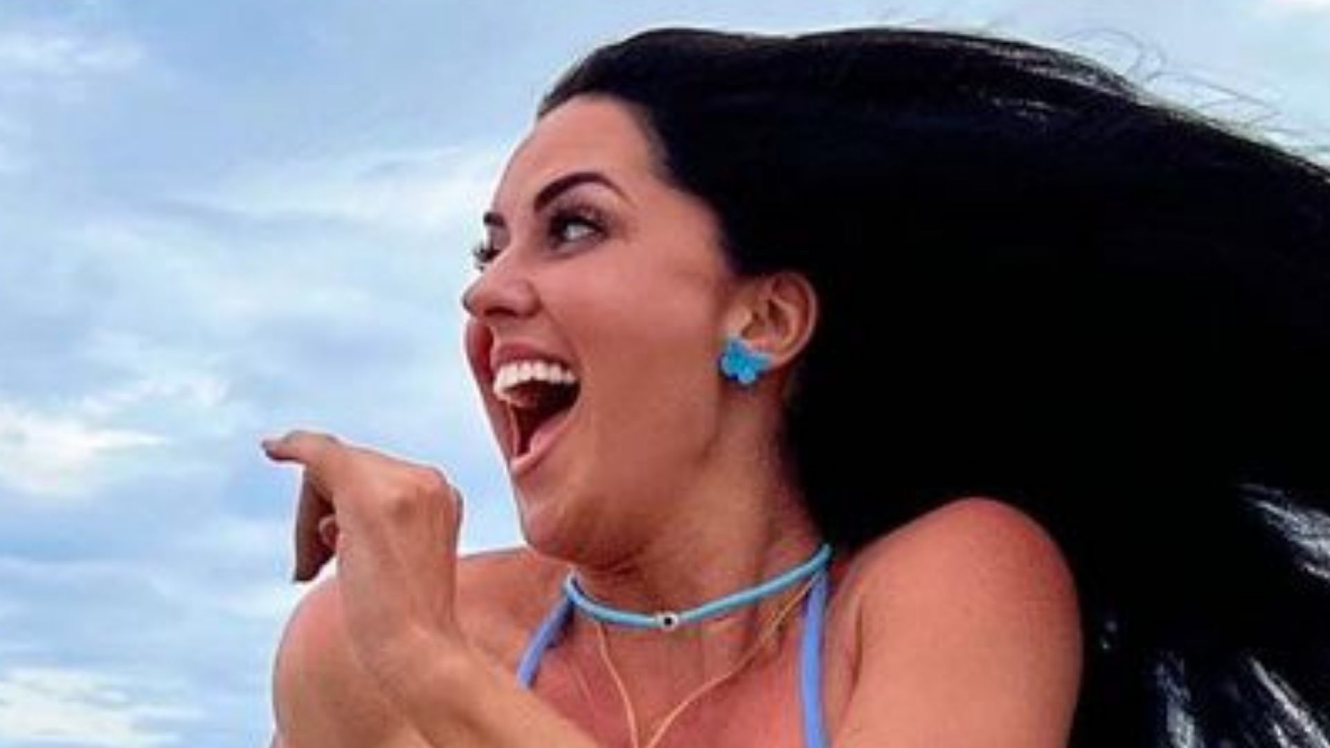 De biquíni, Graciele Lacerda ostenta pernões saindo do mar: “Coisa linda”