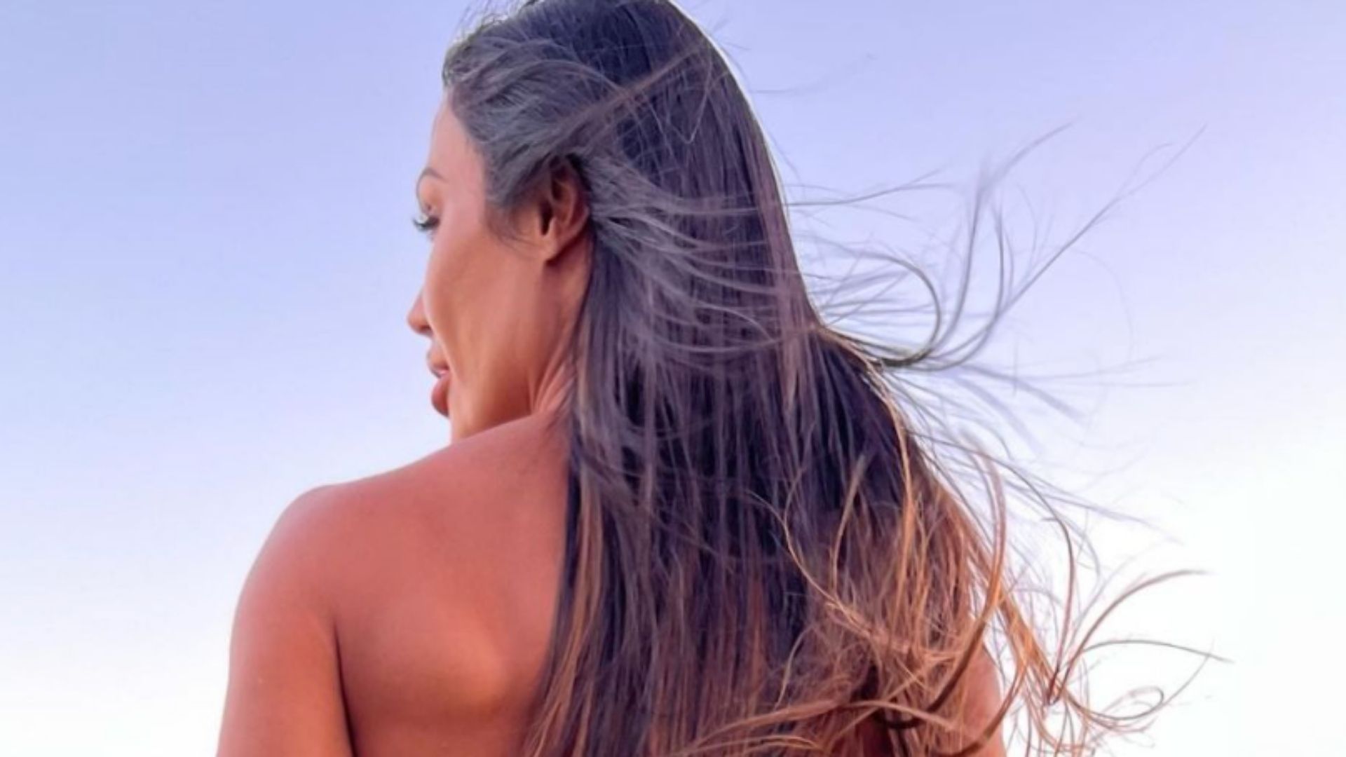 De costas, Gracyanne Barbosa faz bumbum engolir o fio-dental: “Que bunda”