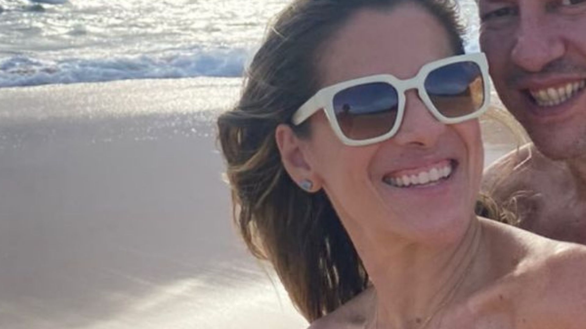 Apaixonados! De biquíni, Ingrid Guimarães posa com o marido em clique raríssimo