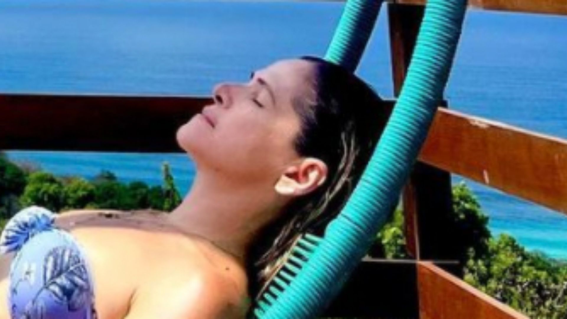 Aos 49 anos, Ingrid Guimarães posa de biquíni e barriga vira assunto