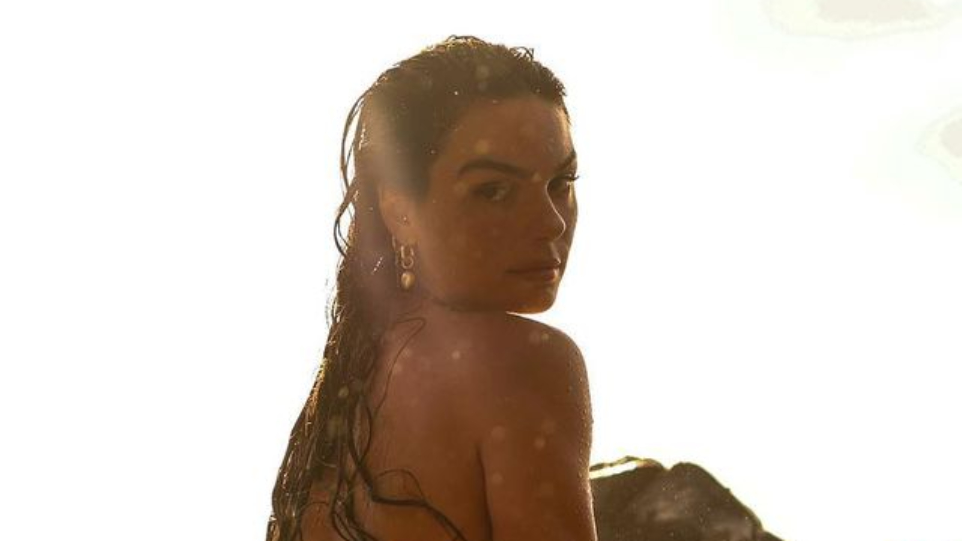 Isis Valverde ostenta bumbum poderoso e faz biquíni sumir: “Mulherão”