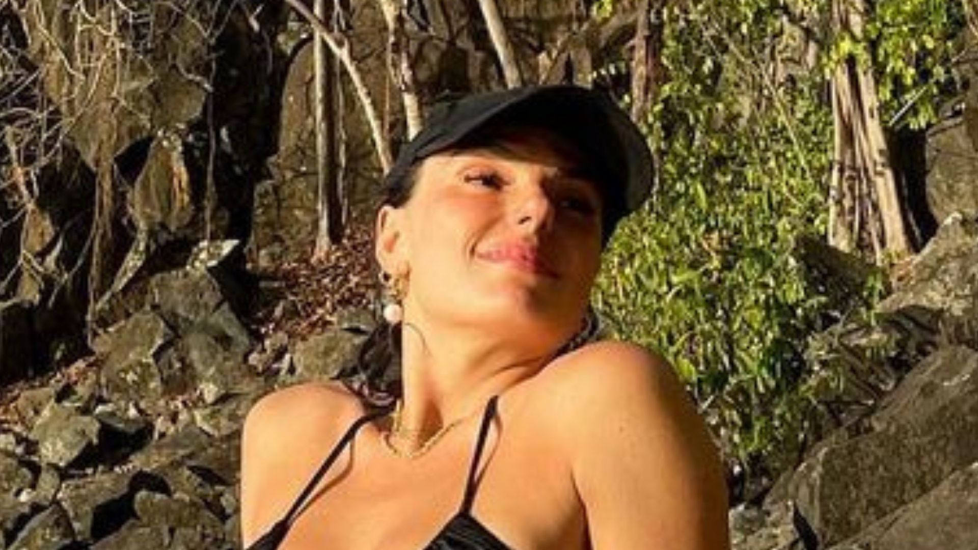 De fio-dental, Isis Valverde ostenta bumbum na lua em Noronha: “Que mulher”