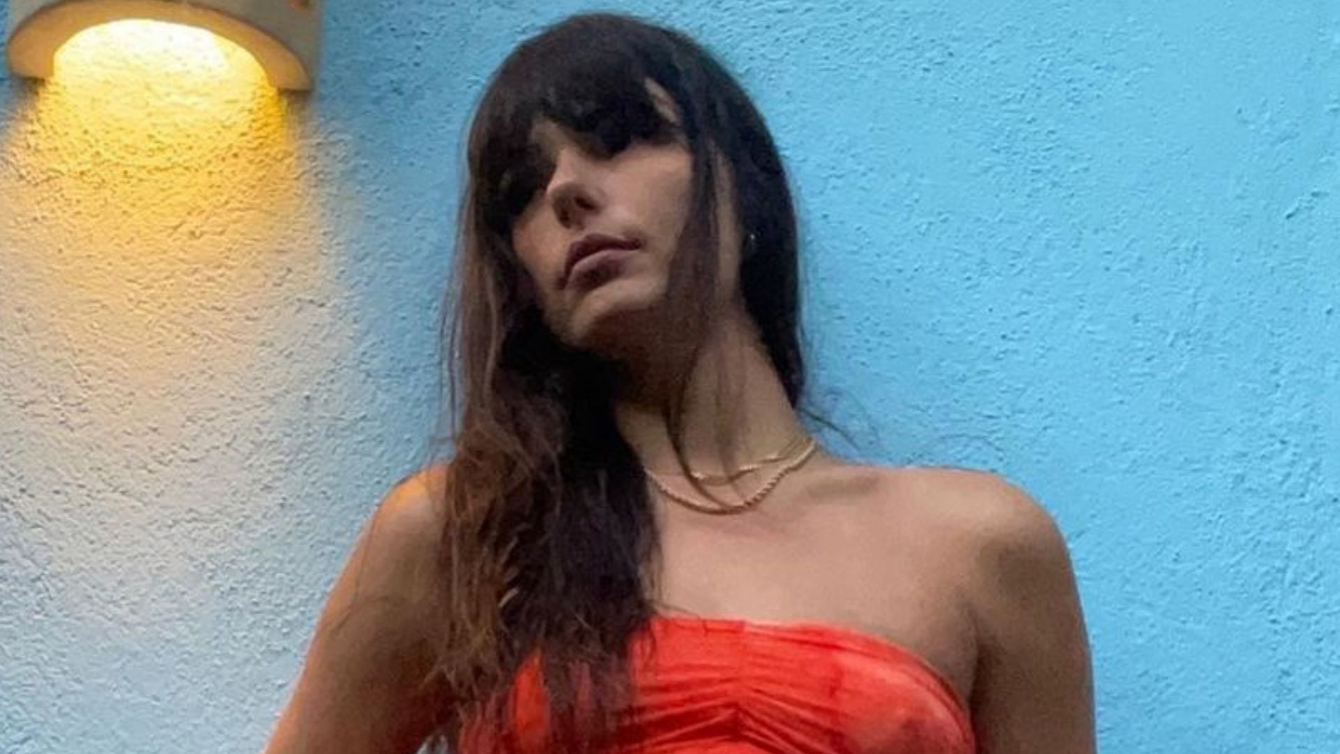 Ao natural, Isis Valverde posa de vestidinho mini sem alças: “A mais linda”