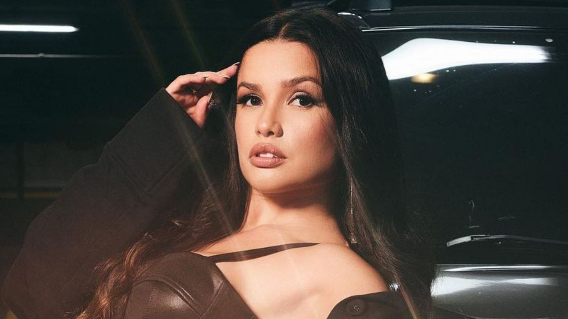 Ex-BBB Juliette Freire dá abaixadinha ousada na calça e ostenta curvas: “Gata”