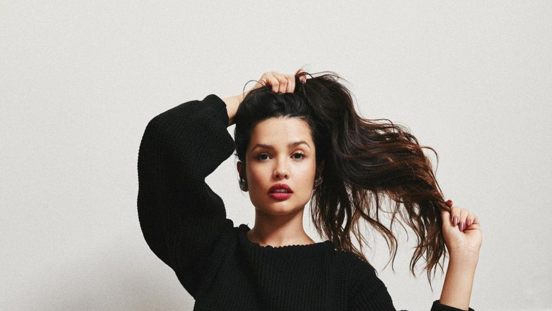 Sem sutiã, ex-BBB Juliette puxa blusa no limite e exibe decotaço: “Linda”