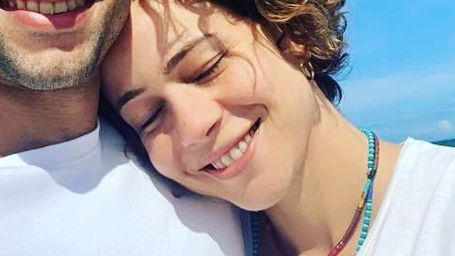 Leandra Leal agarra marido em clique raríssimo e se declara: “Trouxe meu amor”