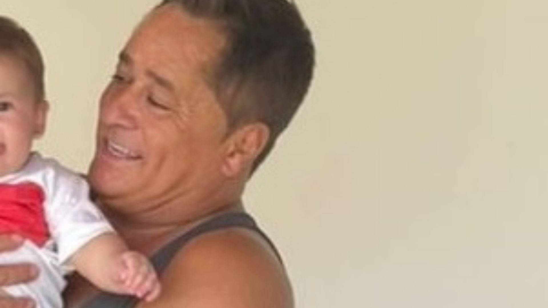 Leonardo posa com Maria Alice nos braços e semelhança impressiona: “Iguaizinhos”