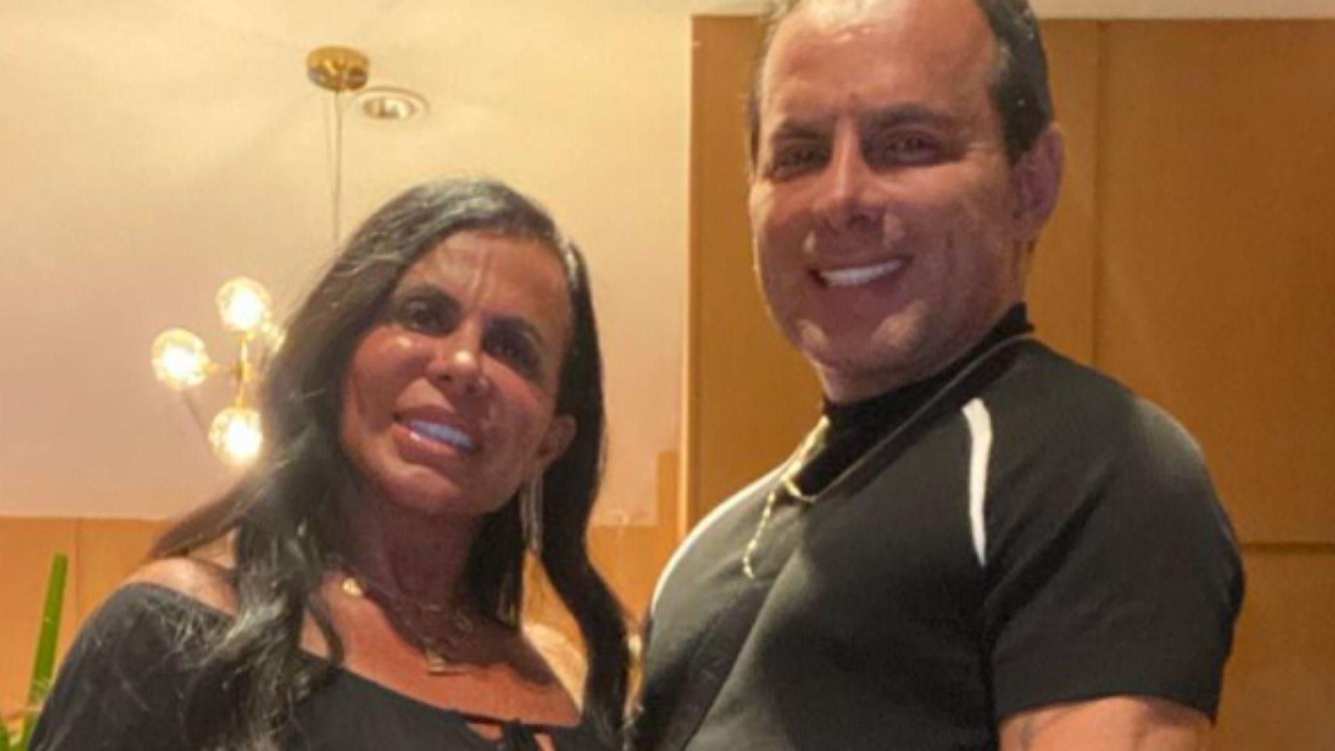 Aos 62 anos, Gretchen sai para noitada com vestido curtíssimo e bota: “Poderosa”