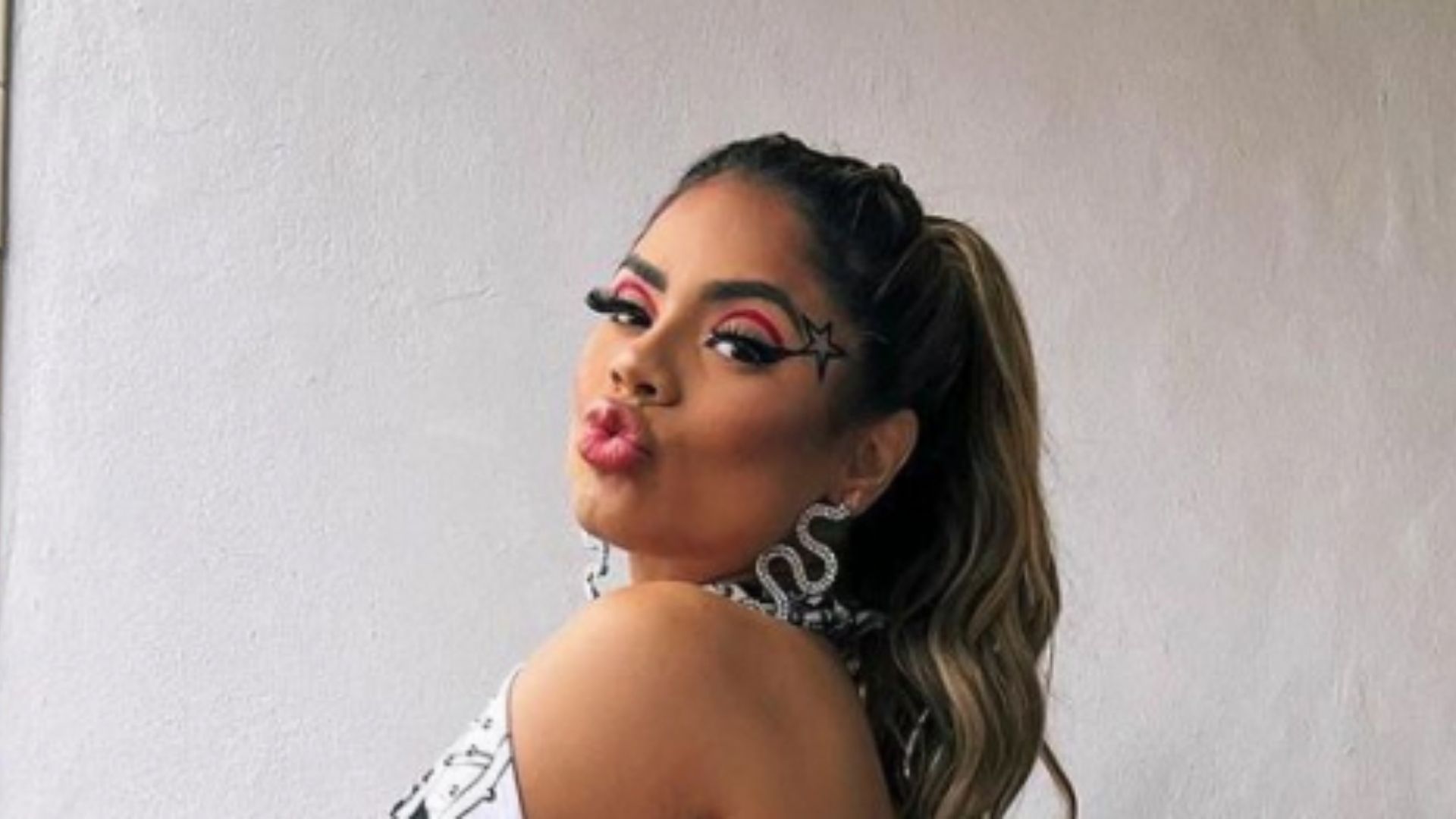 Lexa posa com look coladinho após revelar que ganhou 10 kg: “Estou pronta”