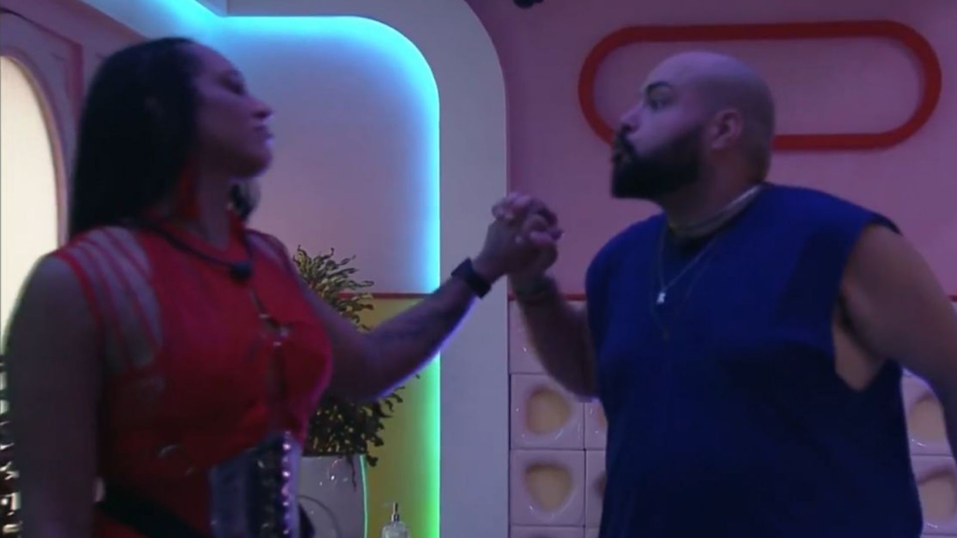BBB22: Linn da Quebrada beija Tiago Abravanel e protagoniza momento bizarro em festa