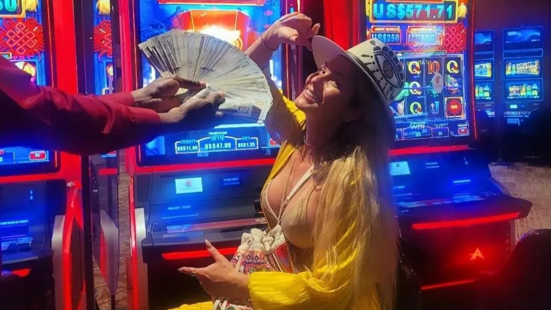 Lívia Andrade leva bolada em dólar durante aposta em cassino: “Comecei bem”