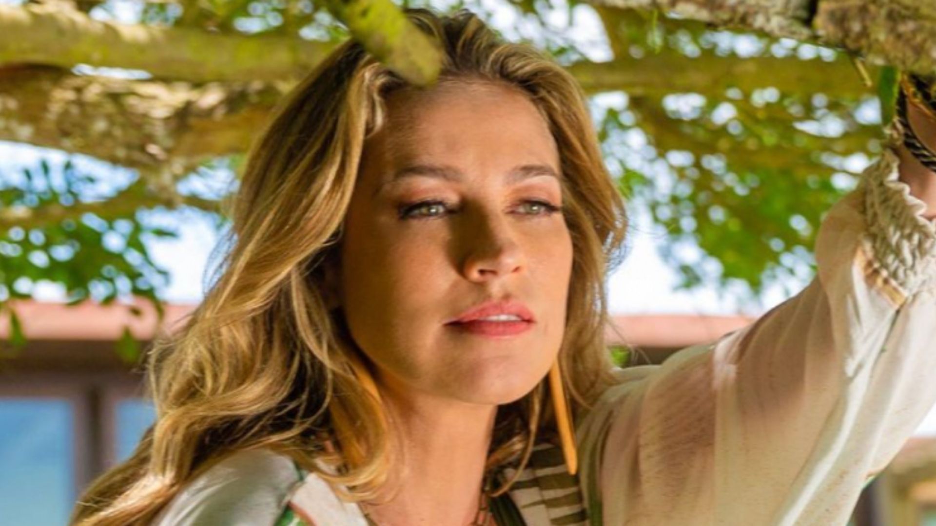 Aos 45 anos, Luana Piovani dá ‘canseira’ nas novinhas com clique de biquíni