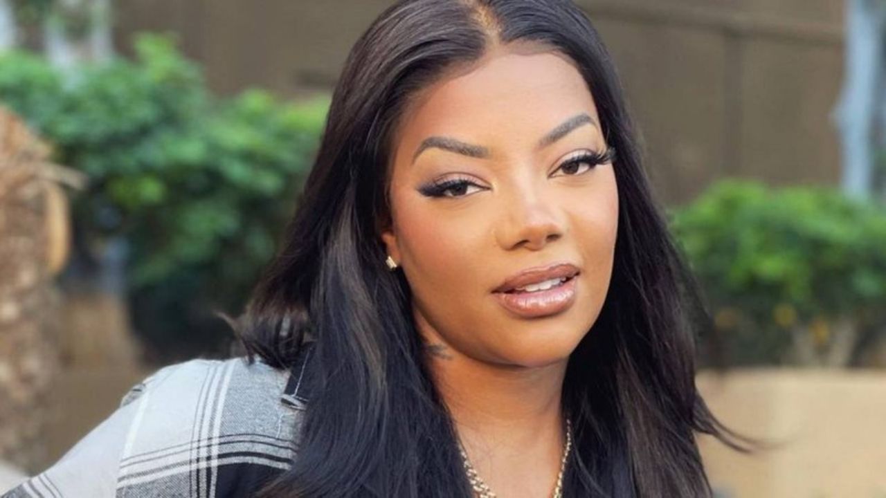 Dia de faxina! Ludmilla reúne mais de 10 sacolas de seu closet para doação