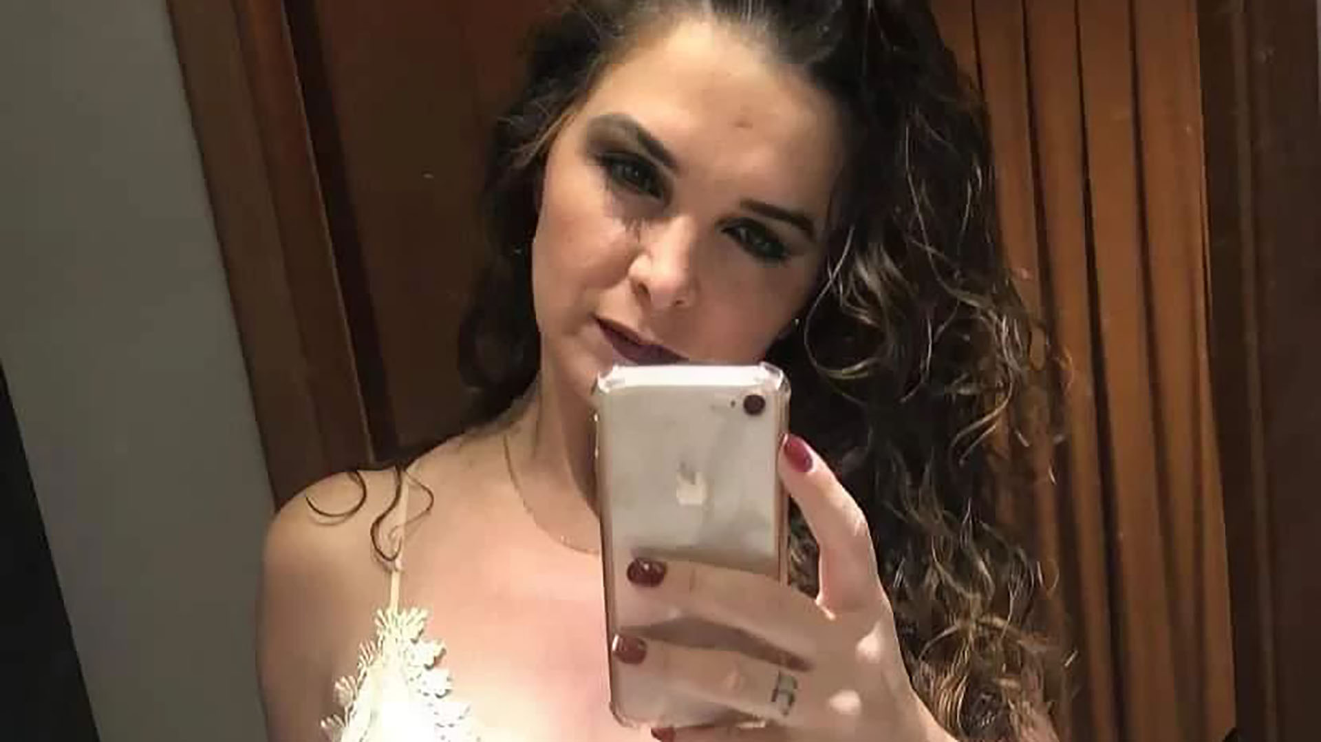 Luiza Ambiel elege lingerie de rendinha e decote profundo rouba cena: “Delícia”