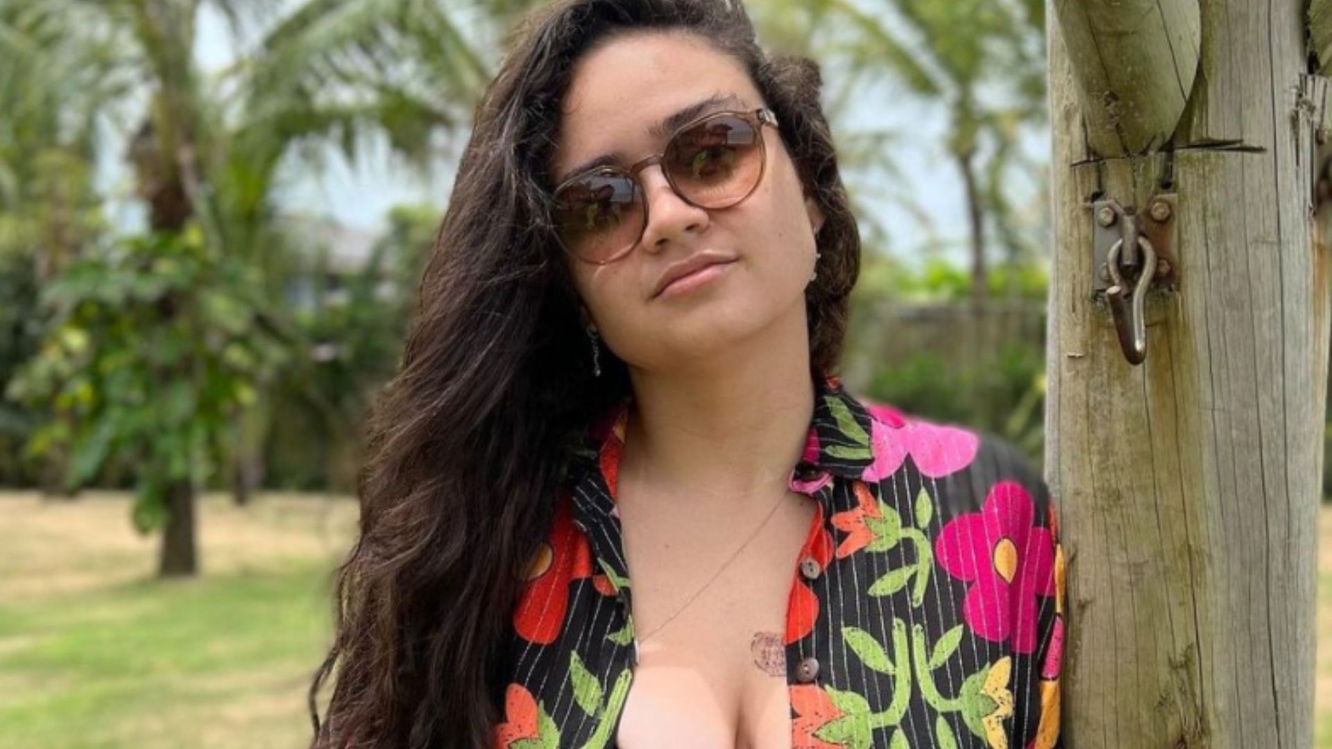 Sertaneja Luiza posa de maiô e esboça sorriso após tragédia: “Tô recomeçando”