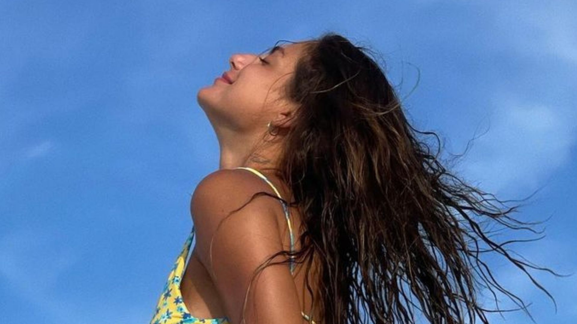 Ex-BBB Mari Gonzalez posa de ladinho exibindo bumbum sensacional: “Gata”