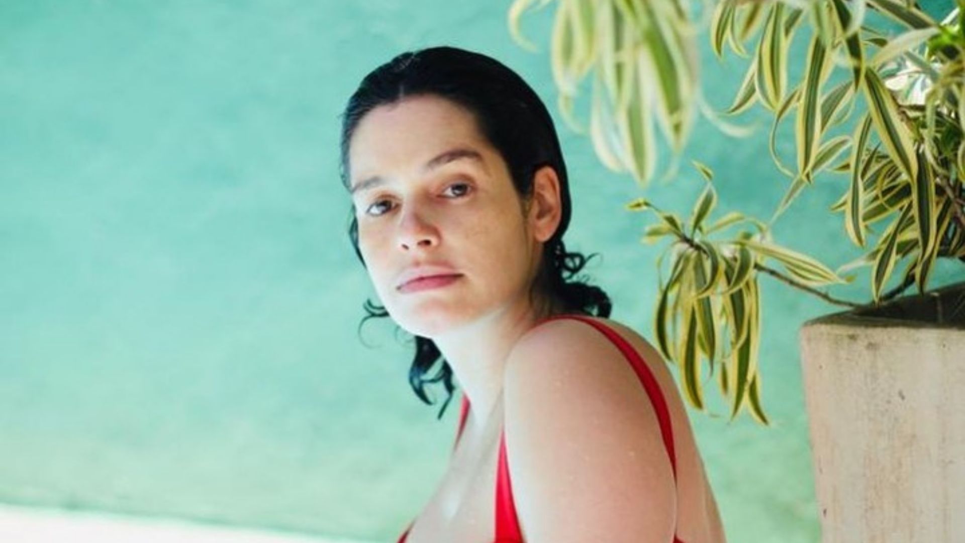 Vai nascer! Maria Flor exibe barrigão estourando em foto de biquíni