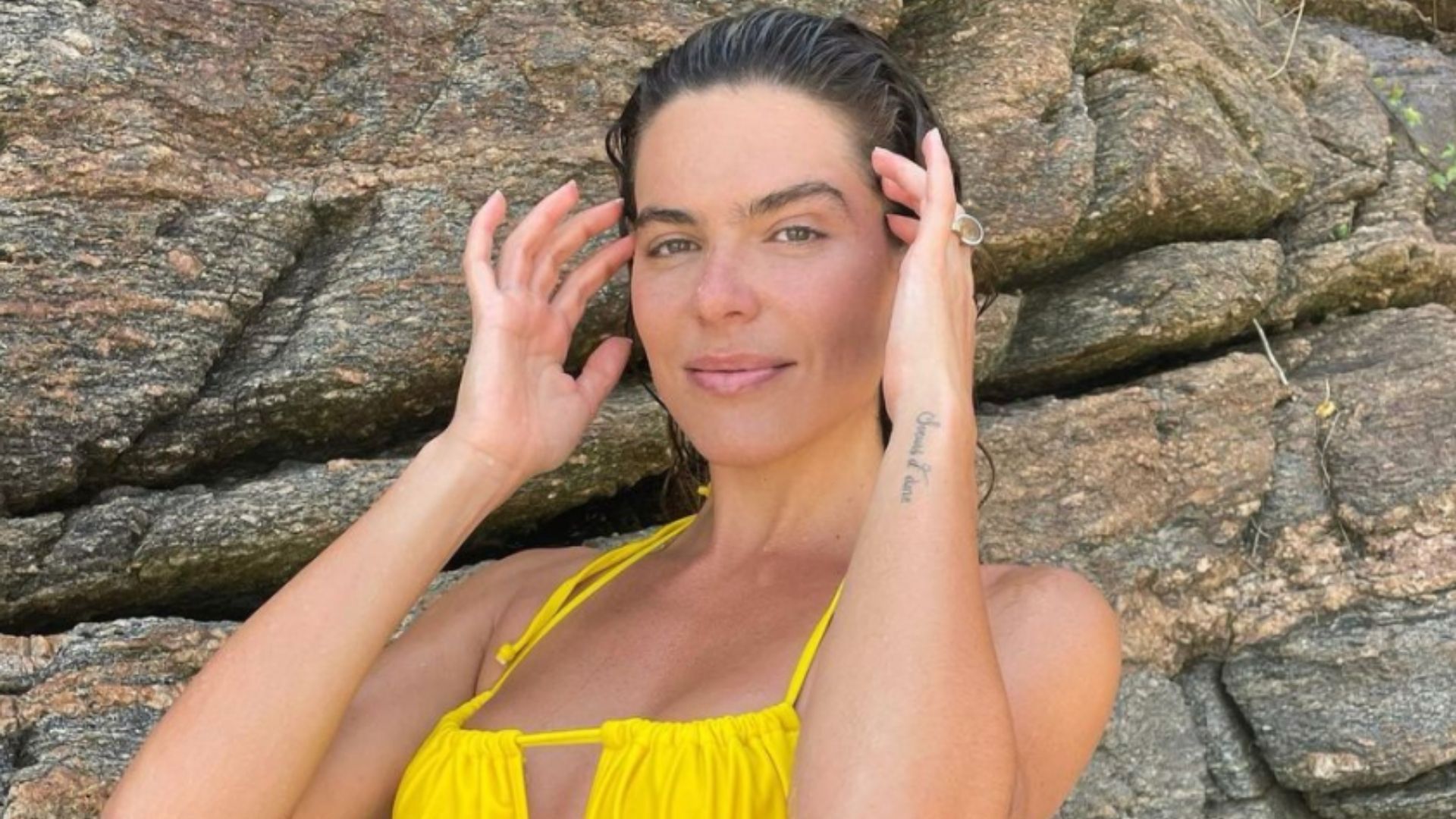 Esposa de Cauã Reymond posa de fio-dental em clique sem edições: “Gata”